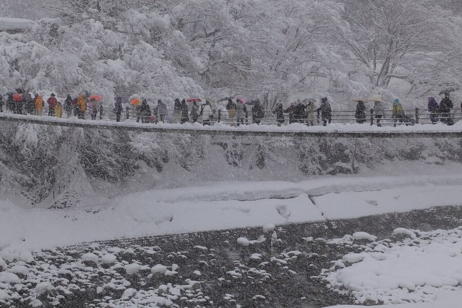 Deai-bashi suspension bridge in winter snow