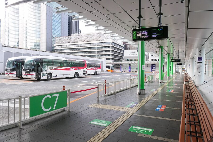 Busta Shinjuku platforms with highway buses loading