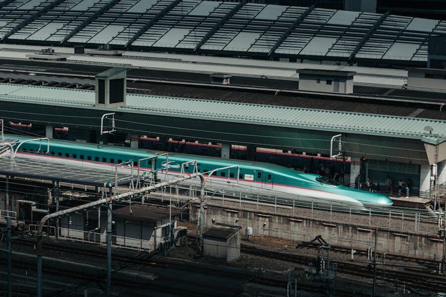 Shinkansen at Tokyo Station platform
