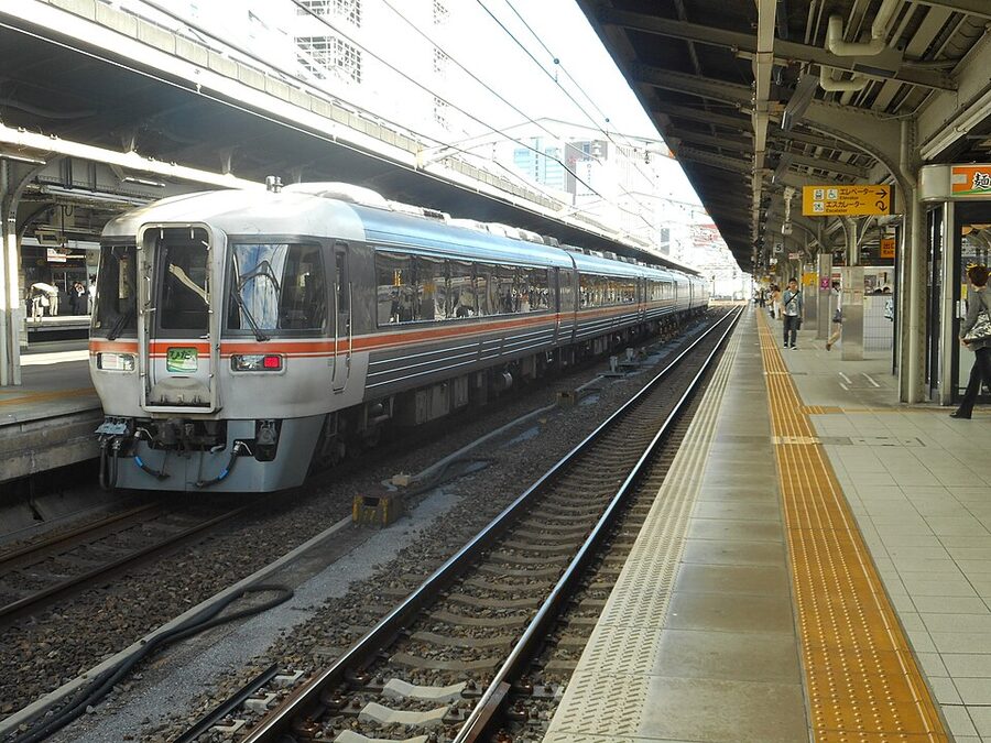 JR Hida limited express in current livery