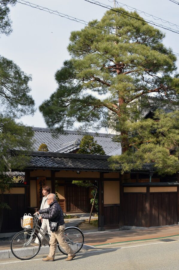 Walkers on a Uramachi back-lane in Takayama