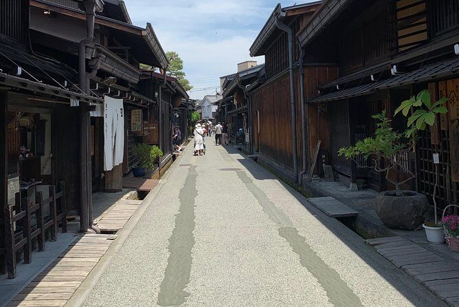 Takayama Old Town Walking Tour with Local Guide - Key things to look forward to