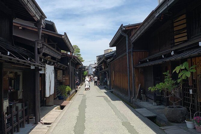 Takayama oldtownship walking tour with local guide. (About 70min) - How a 70-minute old-town walk helps you get your bearings