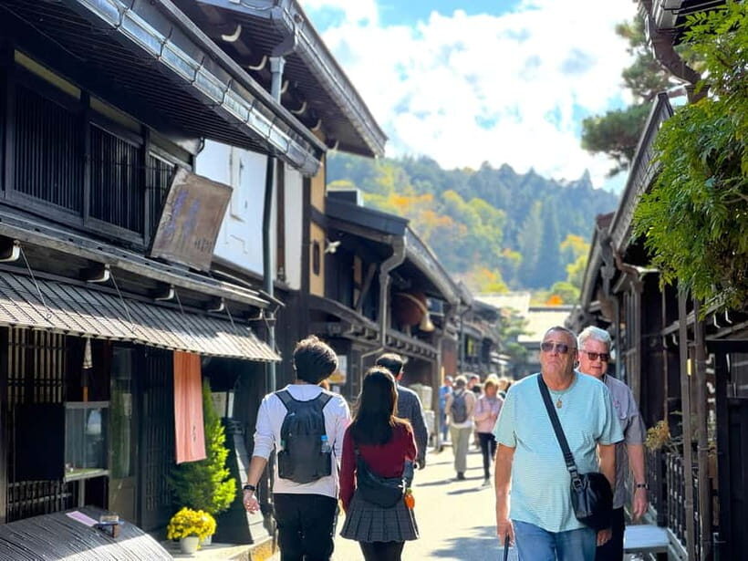 Takayama: Takayama Jinya & Old Town Private Walking Tour - Price and logistics for a 2-hour private walking tour ($68)