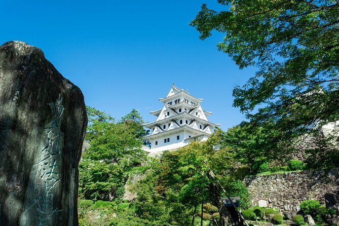 Takayama to Gujo Hachiman, History Traditions and Crafts - Castle town time: lunch break and real street atmosphere