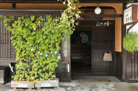 Sumiyoshi Ryokan riverside building in Takayama