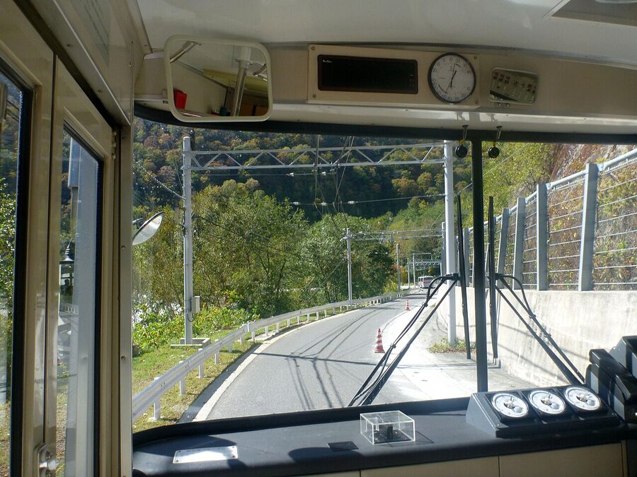 Kanden bus on the above-ground section approaching Ogizawa