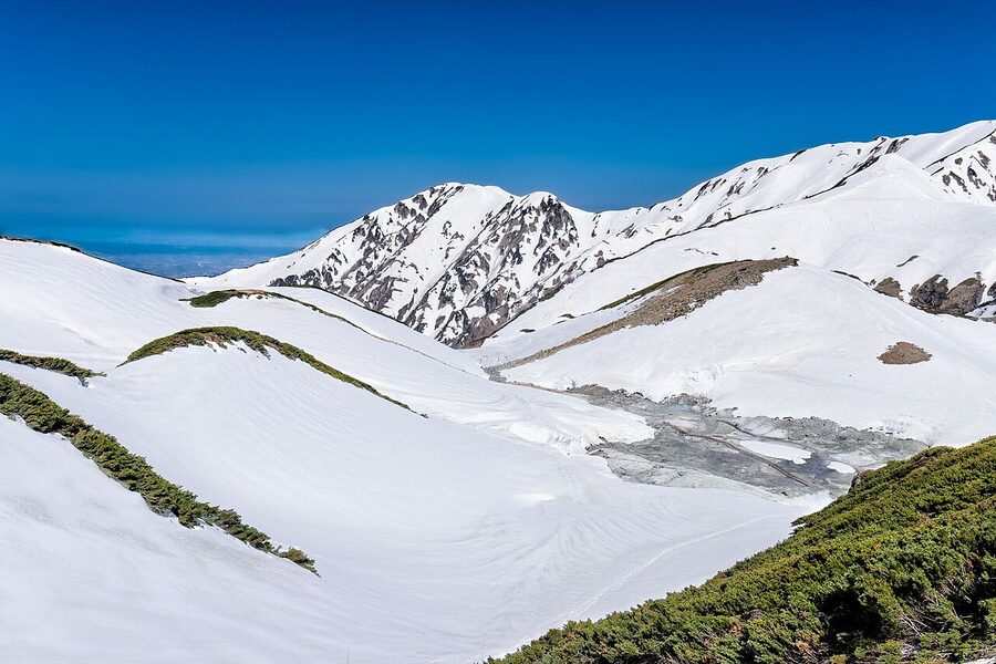 Murodo plateau covered in snow in early May