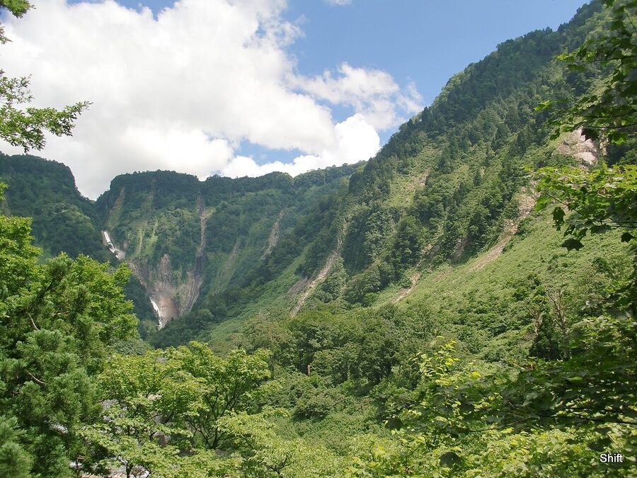 Shomyo Falls the tallest waterfall in Japan, near Tateyama Station