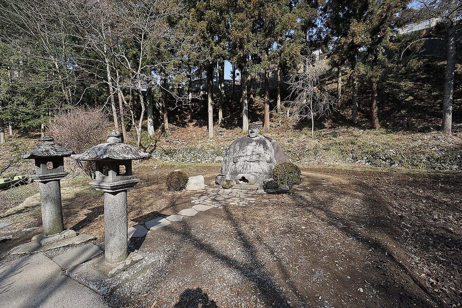 Side view of Manji no Sekibutsu