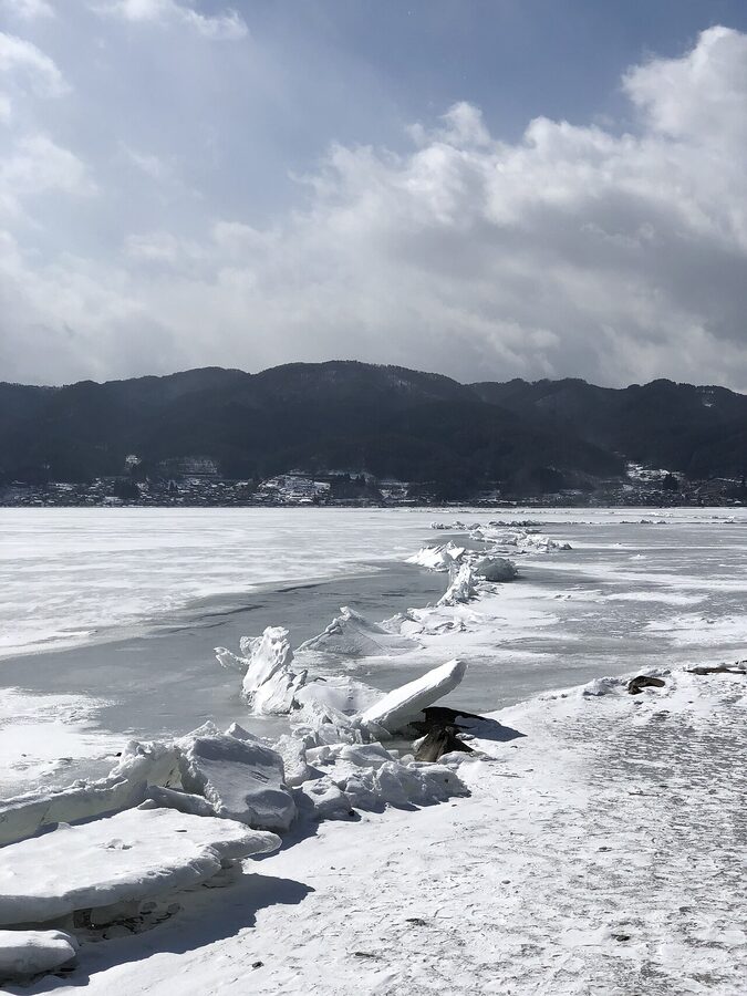 The Omiwatari ice ridge crossing Lake Suwa in 2018
