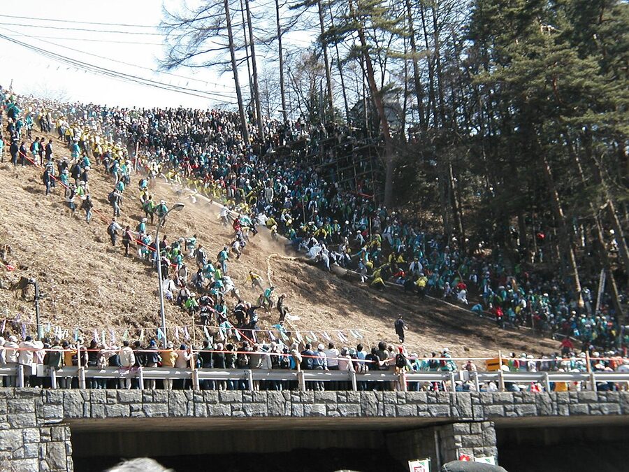 Kiotoshi log drop in progress at the Onbashira festival