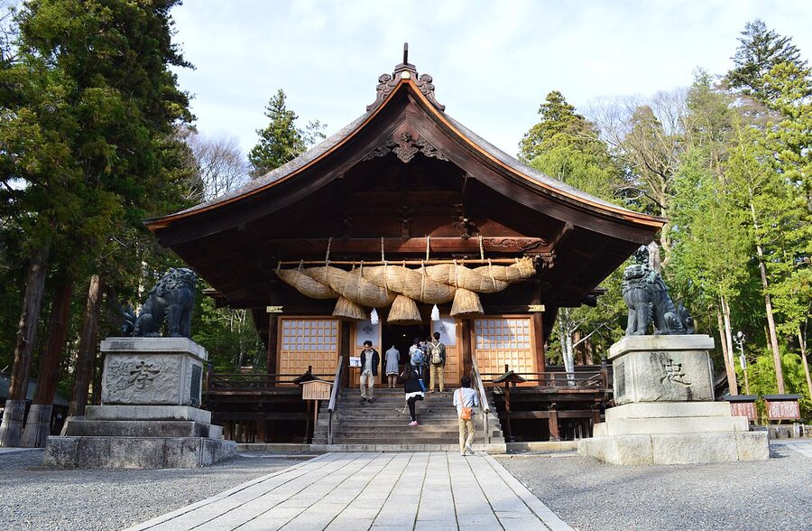 The kaguraden hall at Akimiya with its huge shimenawa rope