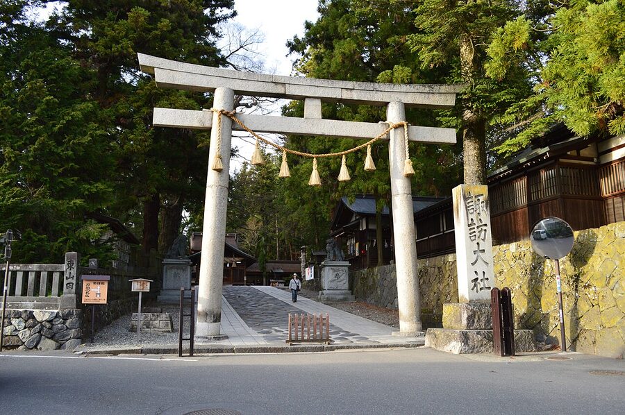 Suwa Taisha Shimosha Harumiya torii