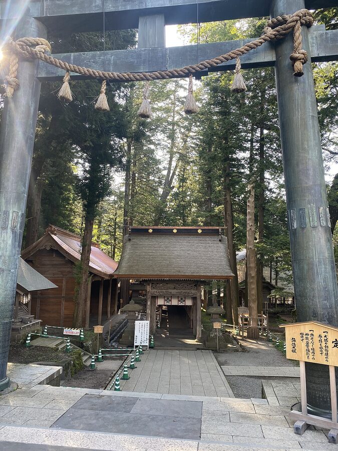 Suwa Taisha Kamisha Honmiya entrance with stone lanterns