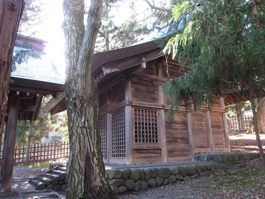 The honden hall at Suwa Taisha Kamisha Maemiya