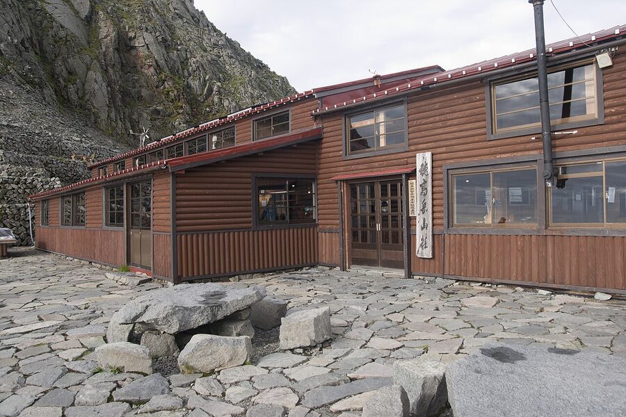 Hotakadake-sanso mountain hut on the saddle