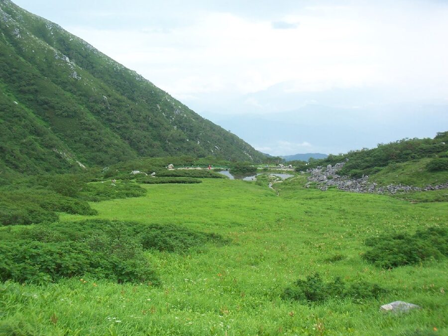 Senjojiki Cirque walking loop with hikers and Mt Hoken backdrop