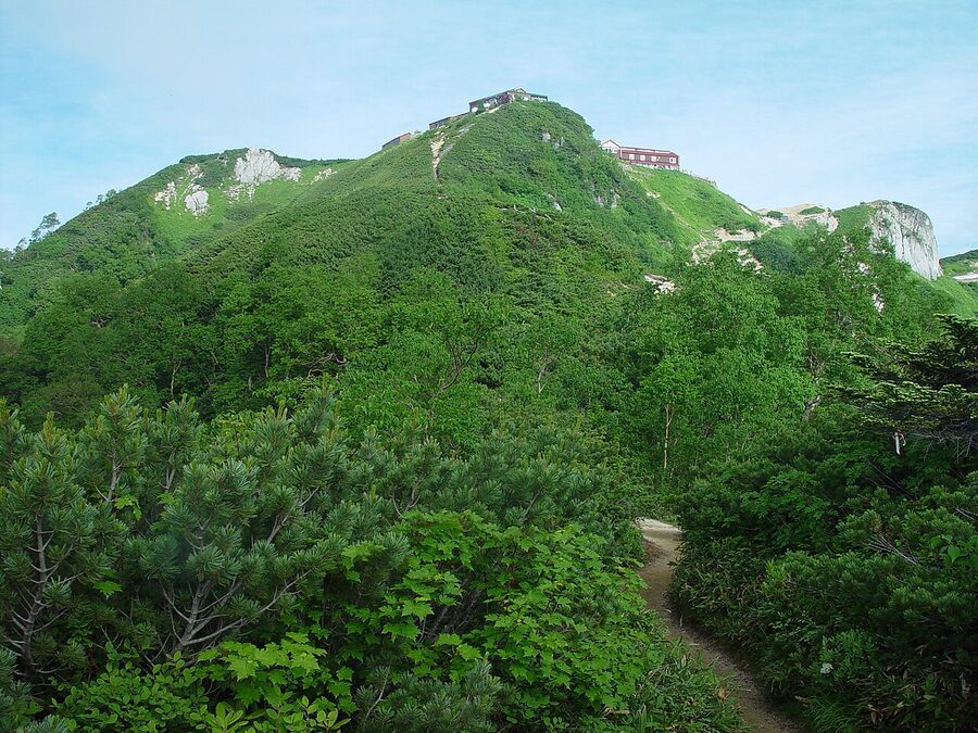 Enzanso mountain lodge perched on the ridge below Mt Tsubakuro