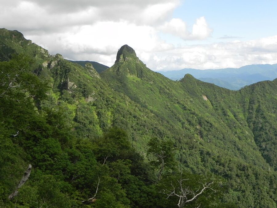 The smaller Ko-Yari pinnacle west of the main Yarigatake summit