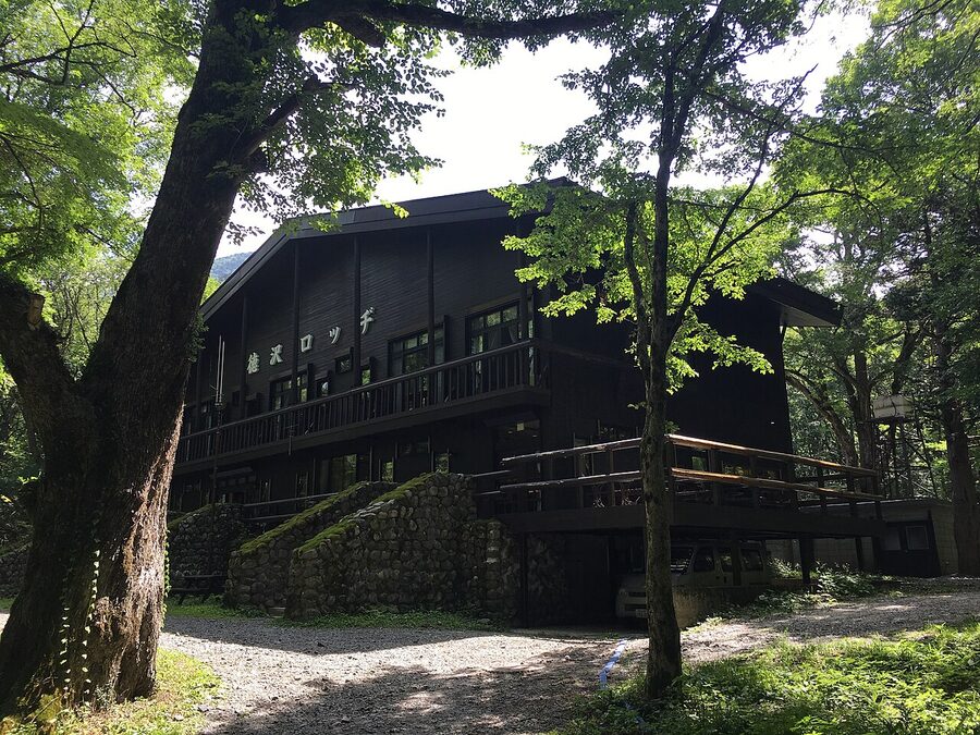 Tokusawa Lodge along the Azusa River on the long walk into Yarisawa