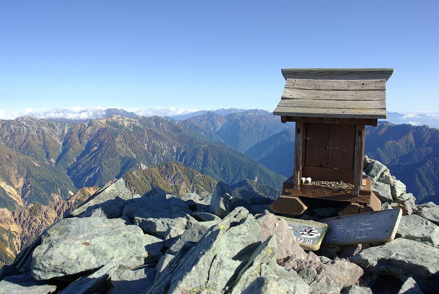 The small shrine and summit cairn at the very top of Mt Yarigatake