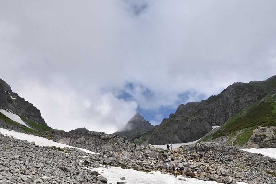 A late-season snowfield on the Yarisawa route